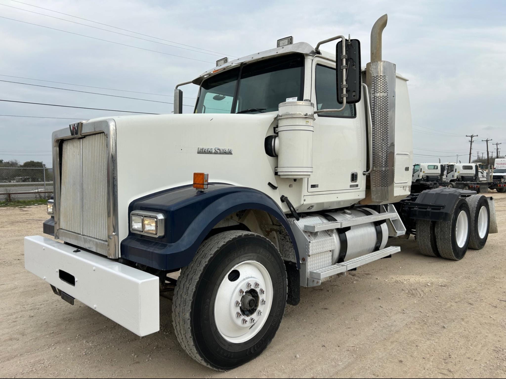 2014 Western Star 4900 Equipment Image0
