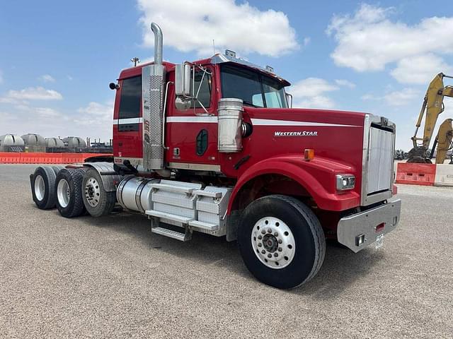 Image of Western Star 4900 equipment image 1
