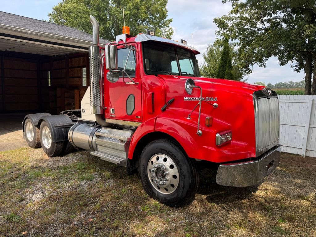 2014 Western Star 4900SB Equipment Image0