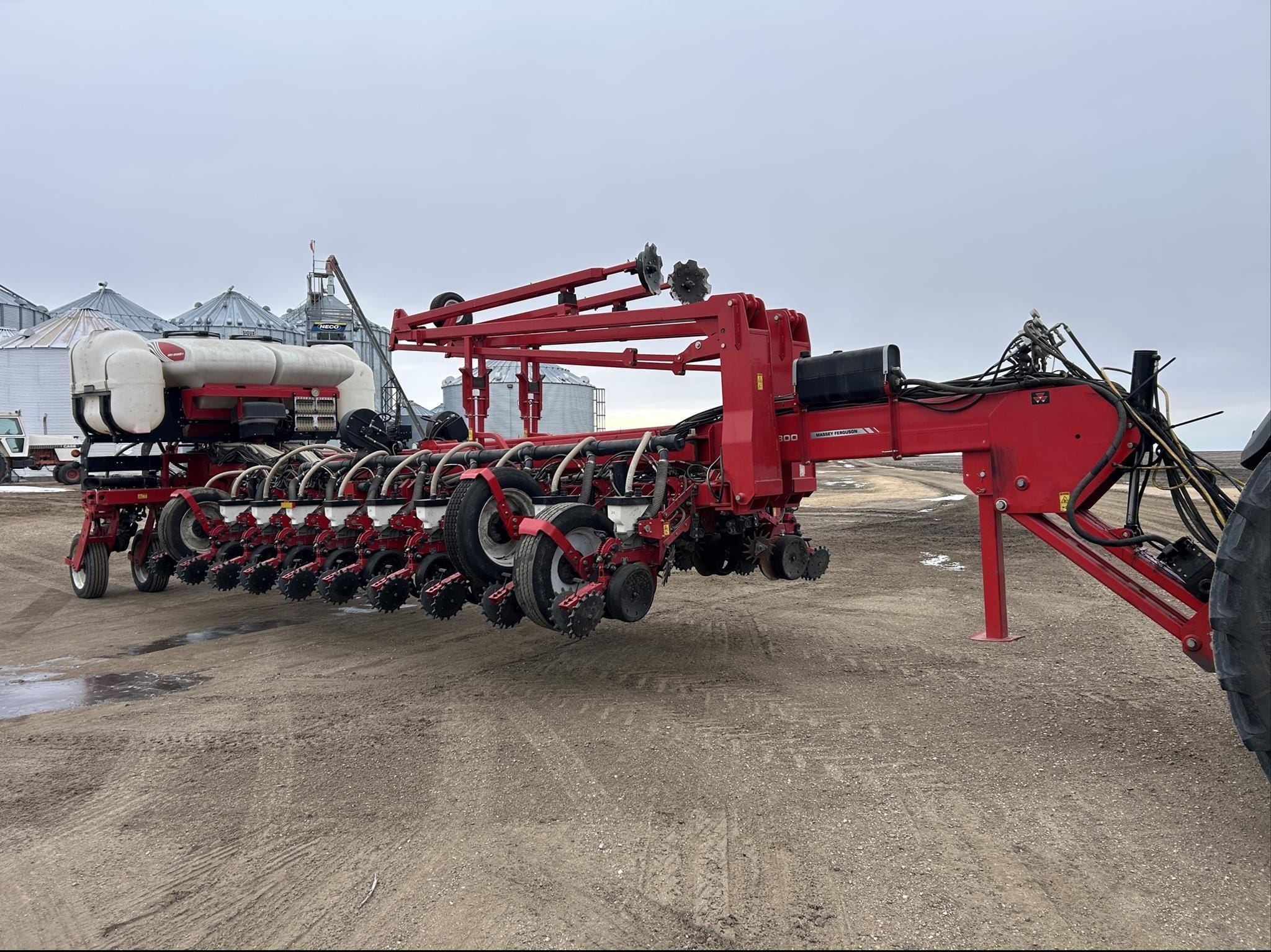 2014 White 9824 Equipment Image0