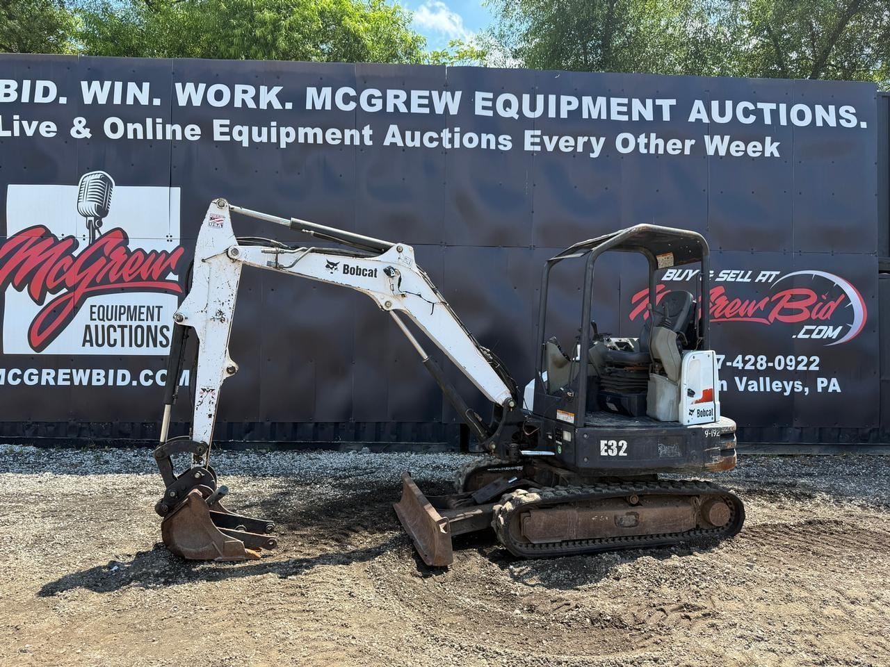 2015 Bobcat E32 Equipment Image0