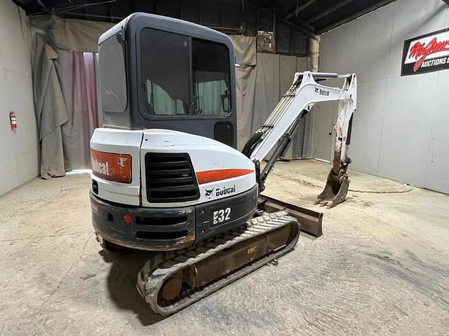 Image of Bobcat E32 equipment image 4
