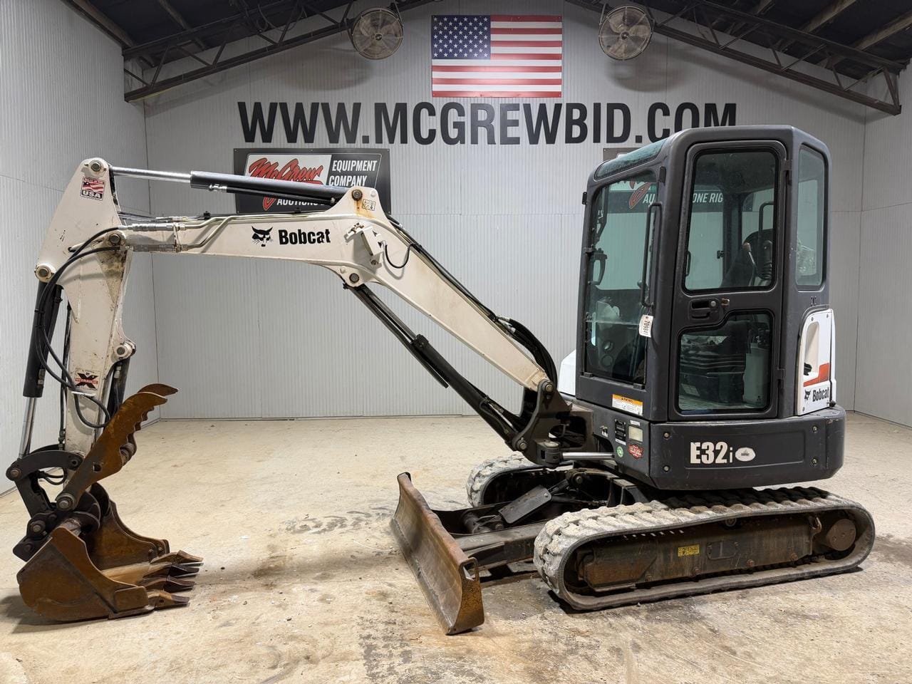 2015 Bobcat E32i Equipment Image0