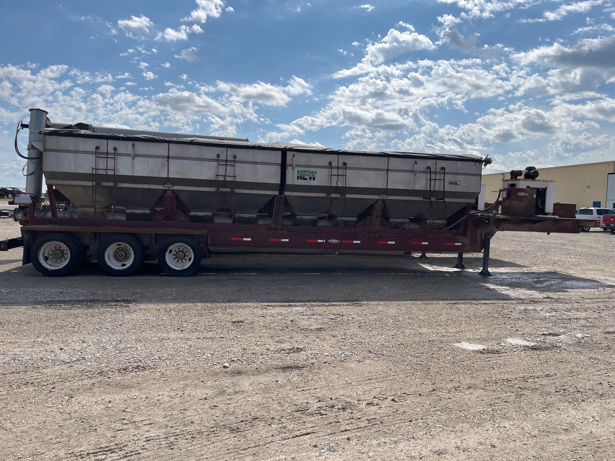 2015 Brehmer Fertilizer Tender Equipment Image0