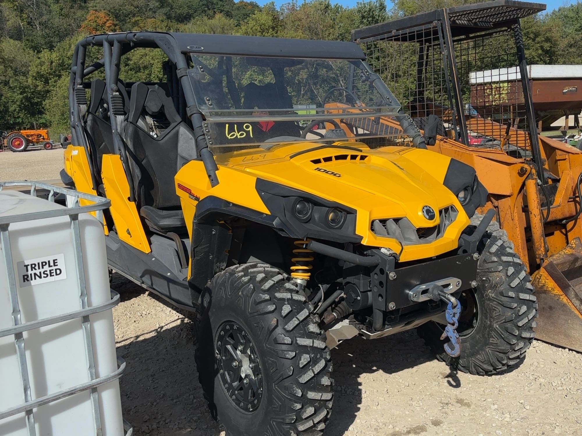 2015 Can-Am Commander Max 1000 DPS Equipment Image0