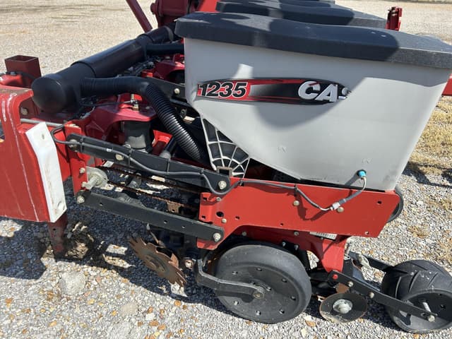 Image of Case IH 1235 equipment image 2