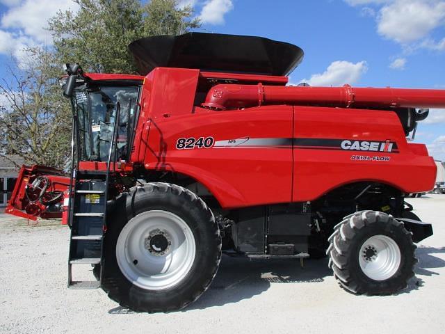 Image of Case IH 8240 equipment image 2