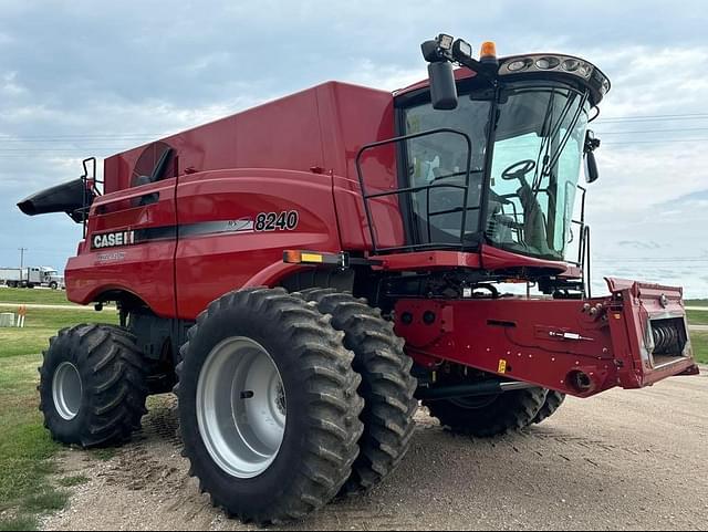 Image of Case IH 8240 equipment image 2