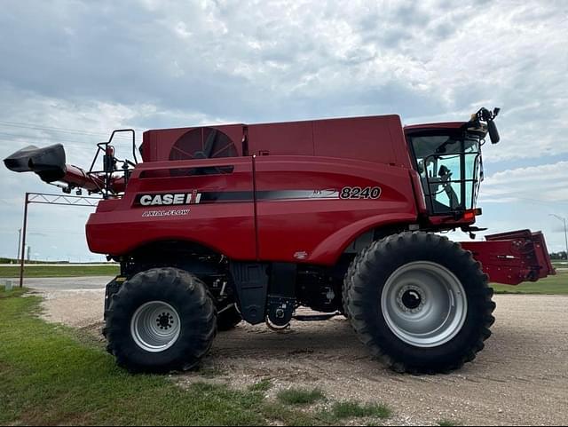 Image of Case IH 8240 equipment image 3