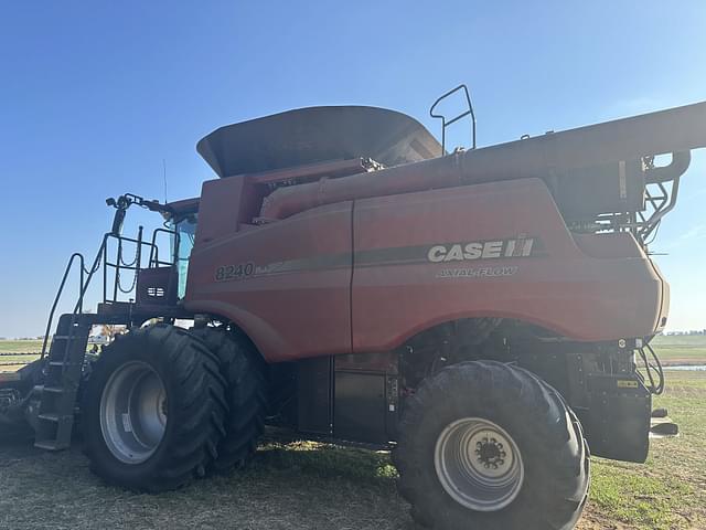 Image of Case IH 8240 equipment image 2