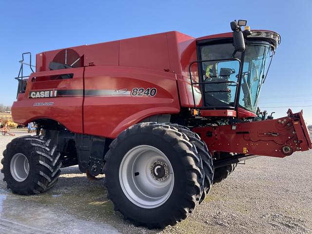 Image of Case IH 8240 equipment image 1