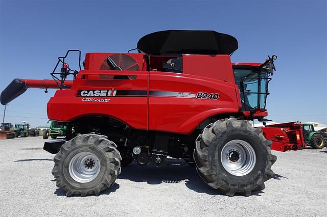 Image of Case IH 8240 equipment image 1