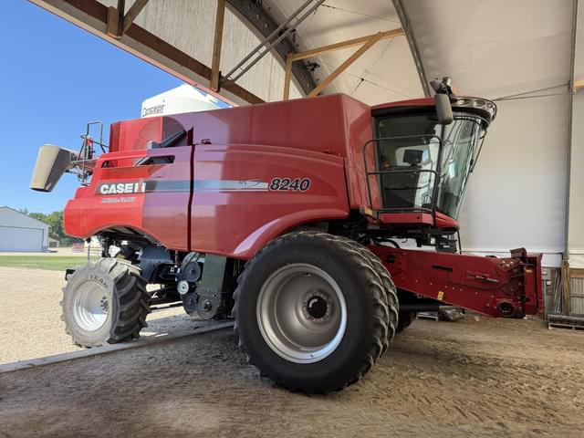 Image of Case IH 8240 equipment image 1