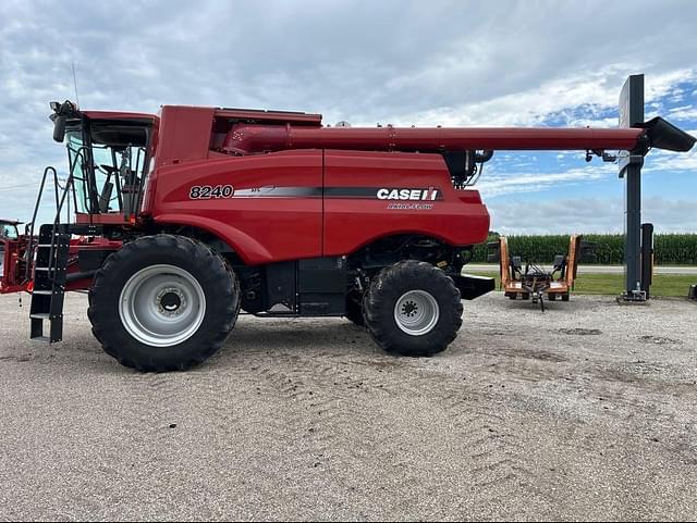 Image of Case IH 8240 equipment image 4