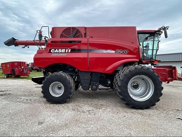 Image of Case IH 8240 equipment image 1