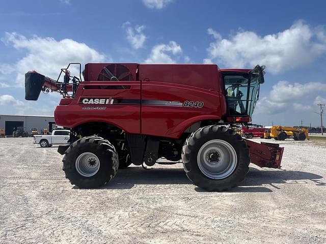Image of Case IH 8240 equipment image 4