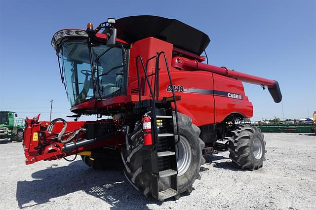 Image of Case IH 8240 equipment image 2