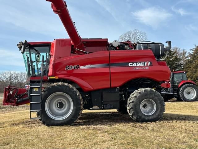 Image of Case IH 8240 equipment image 1