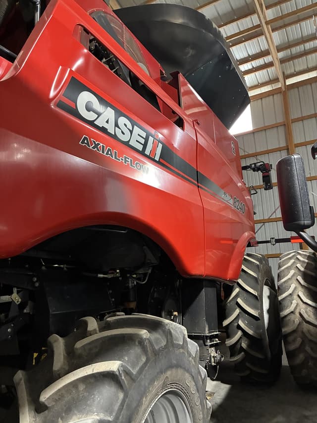 Image of Case IH 8240 equipment image 1