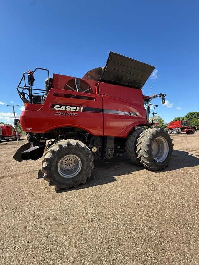 Image of Case IH 8240 equipment image 1
