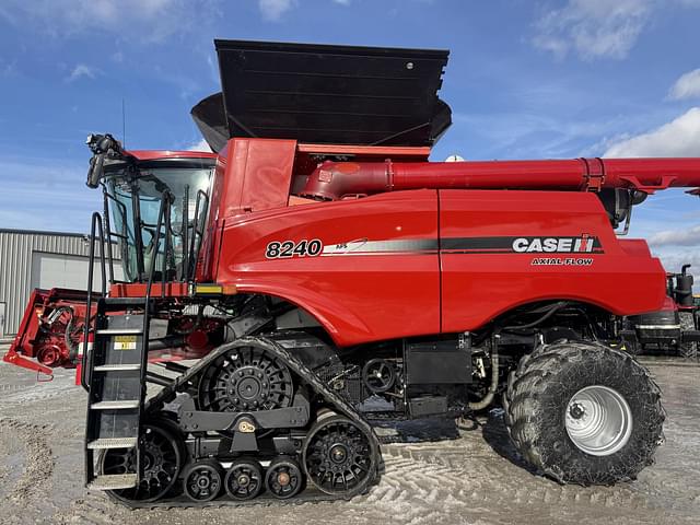 Image of Case IH 8240 equipment image 2