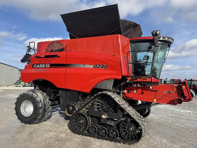 Image of Case IH 8240 equipment image 1