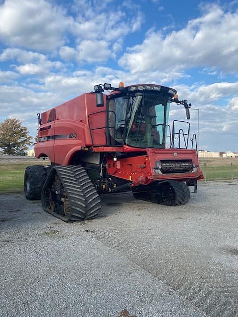 Image of Case IH 8240 equipment image 2