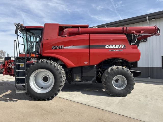 Image of Case IH 8240 equipment image 1