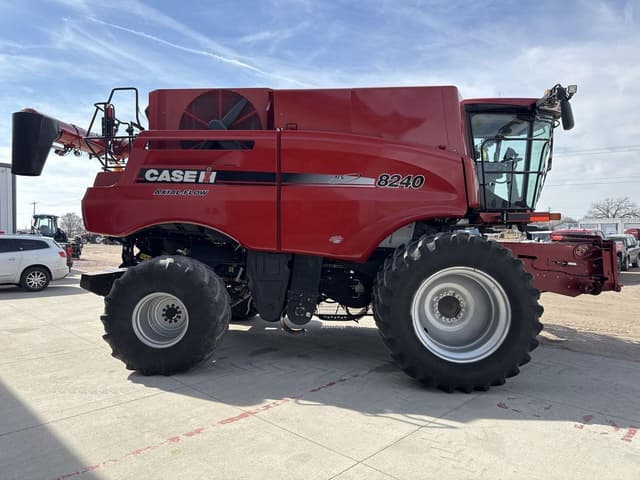 Image of Case IH 8240 equipment image 2