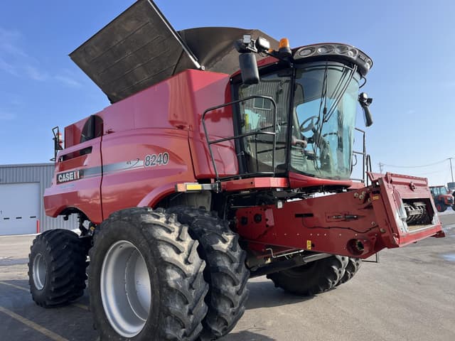 Image of Case IH 8240 equipment image 2