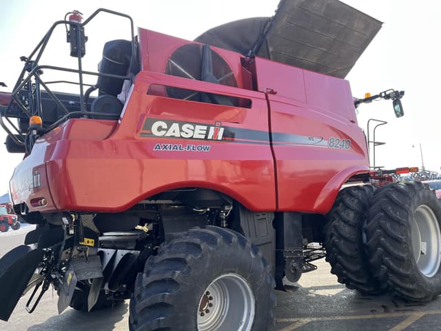 Image of Case IH 8240 equipment image 3