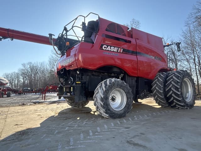 Image of Case IH 8240 equipment image 2