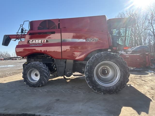 Image of Case IH 8240 equipment image 1