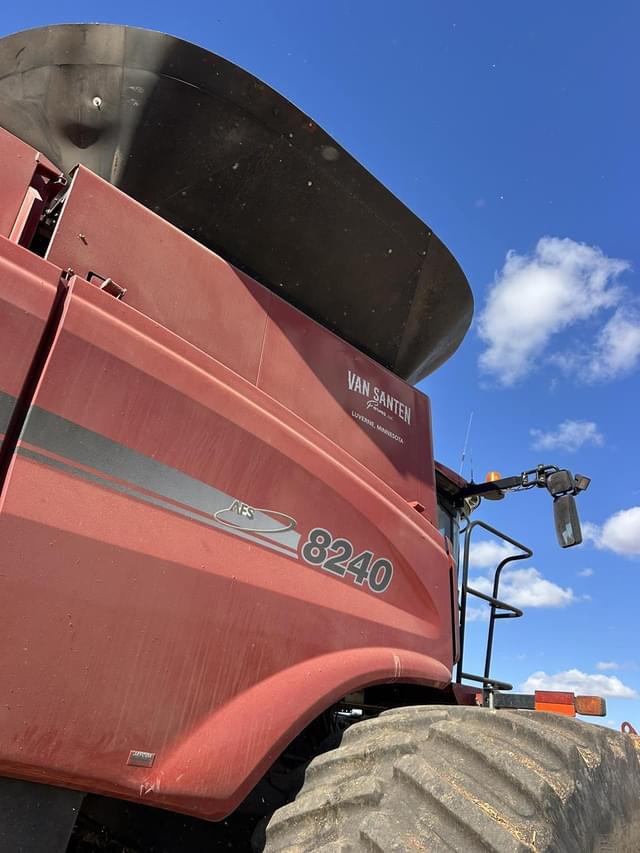 Image of Case IH 8240 equipment image 3