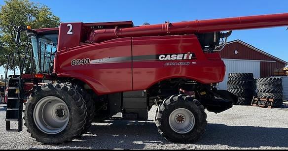 Image of Case IH 8240 equipment image 2