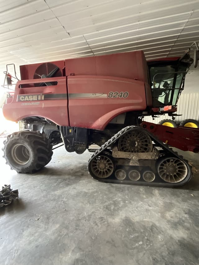 Image of Case IH 8240 equipment image 1