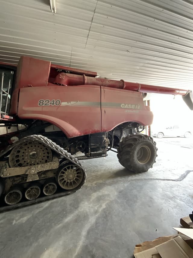 Image of Case IH 8240 equipment image 4