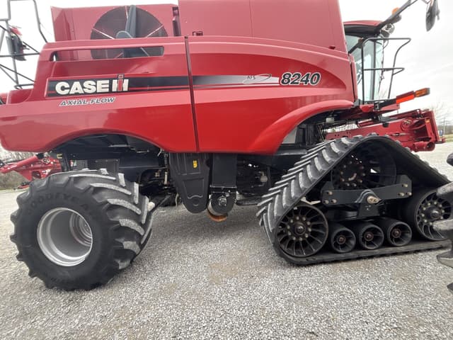 Image of Case IH 8240 equipment image 1
