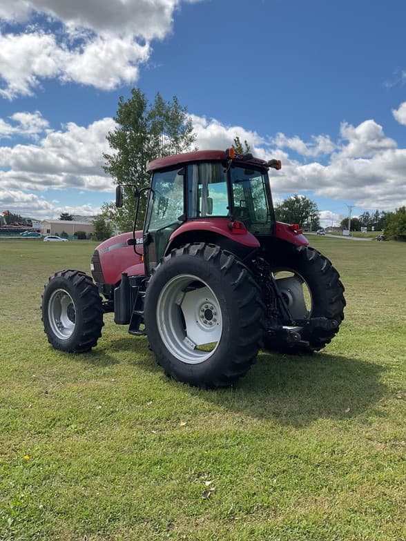 Image of Case IH Farmall 140A equipment image 3