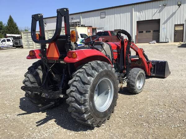 Image of Case IH Farmall 35C equipment image 4