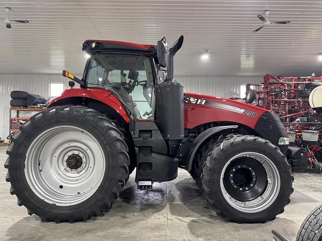 Image of Case IH Magnum 250 equipment image 4