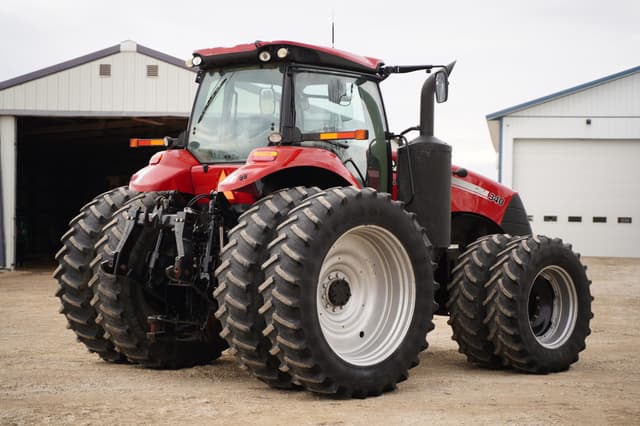 Image of Case IH Magnum 340 equipment image 4
