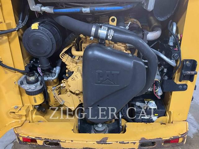 Image of Caterpillar 226B3 equipment image 2
