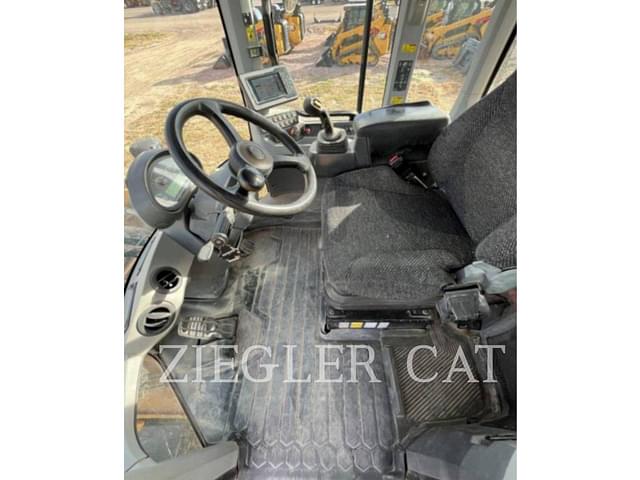 Image of Caterpillar 926M equipment image 2