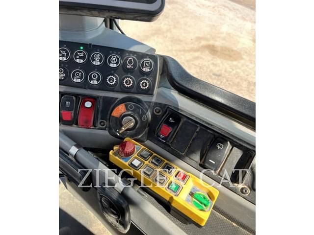 Image of Caterpillar 926M equipment image 2