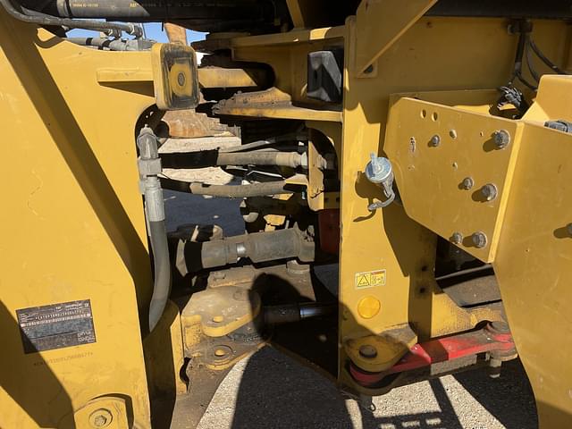 Image of Caterpillar 938M equipment image 4