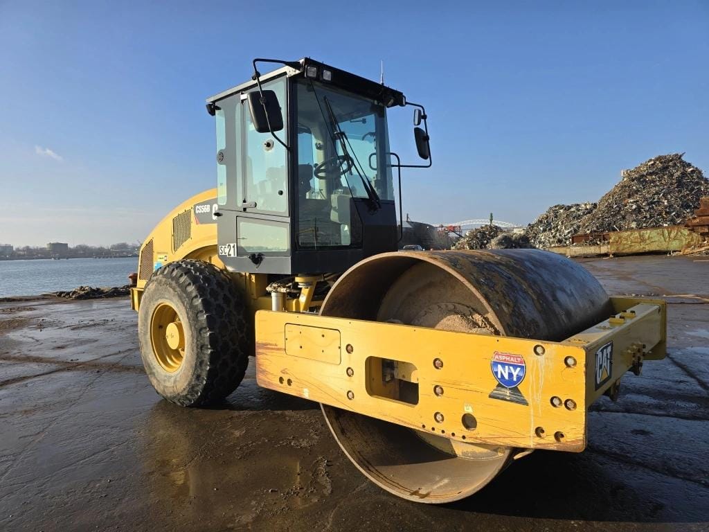 2015 Caterpillar CS56B Equipment Image0