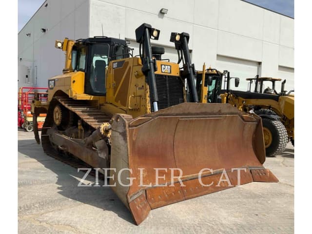 Image of Caterpillar D8T equipment image 1