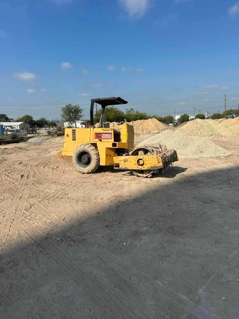 2015 Caterpillar CP-433B Equipment Image0