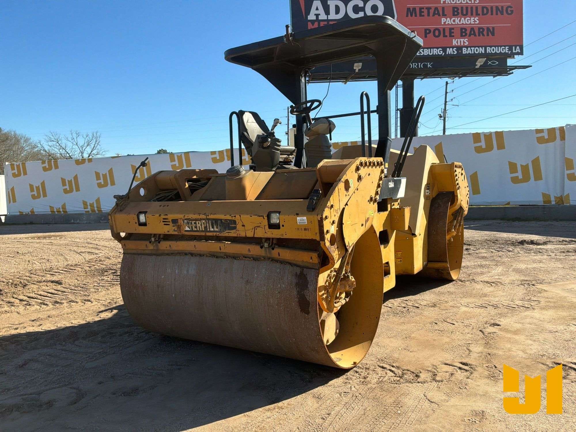 2015 Caterpillar CB64 Equipment Image0